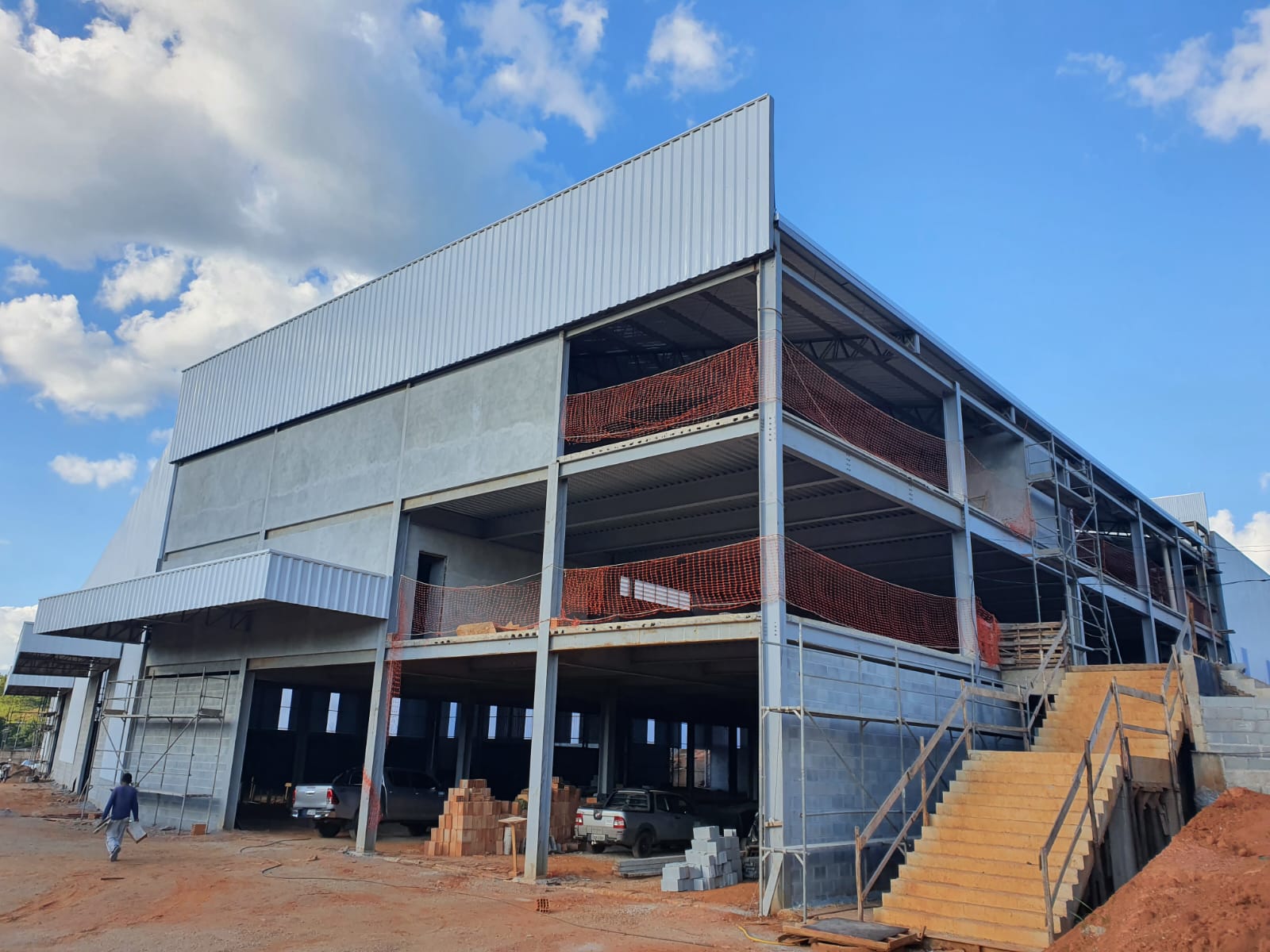 Galpão metálico de múltiplos pavimentos em construção